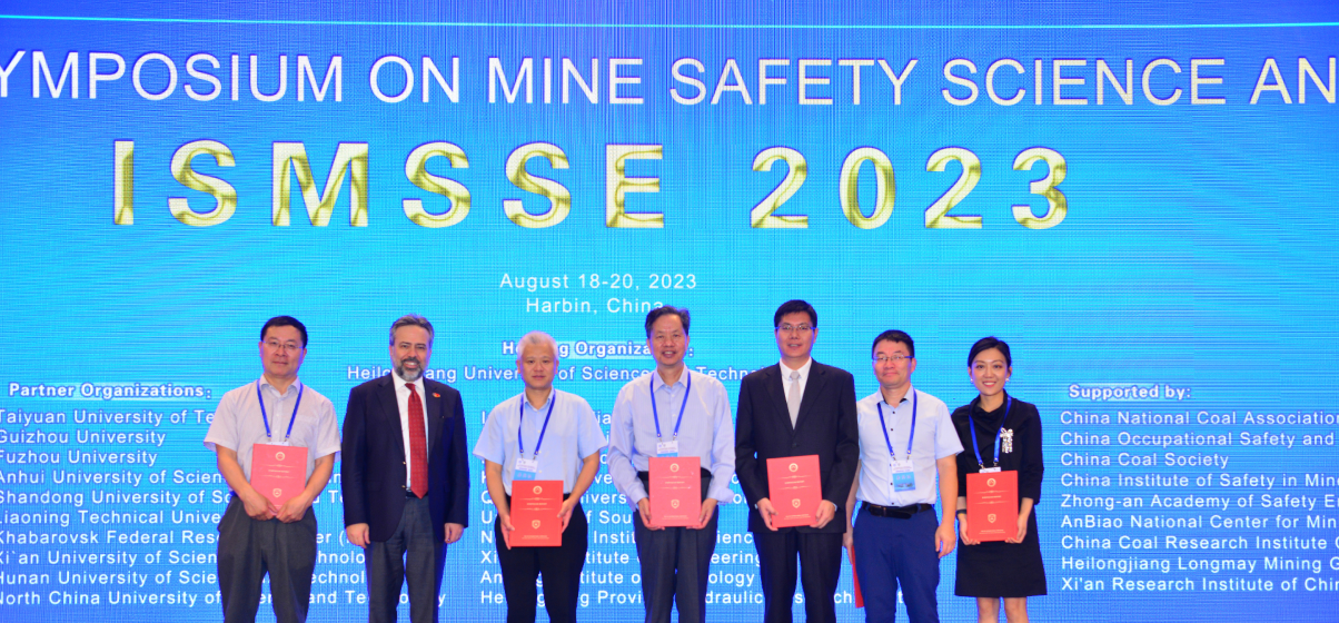 Yizhuo receiving the award for Hani at ISMSSE 2023